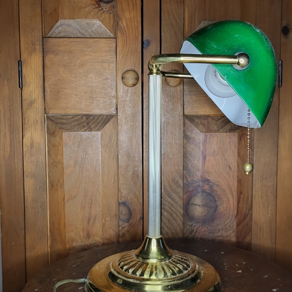 Green Glass Banker's Lamp with Brass Base - Picture 9 of 15
